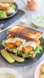 This fish fingers sandwich is a delightful and easy meal, perfect for a delicious lunch or a quick workday dinner for the whole family.