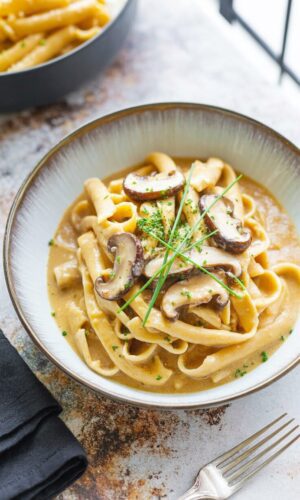 Pasta Da Vinci is a creamy pasta dish inspired by the Cheesecake Factory, featuring tender chicken, mushrooms like shiitake, and a rich sauce.