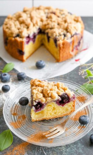 This blueberry coffee cake is a delightful treat, perfect for an afternoon with guests, as a snack on tour or as part of a delicious brunch.
